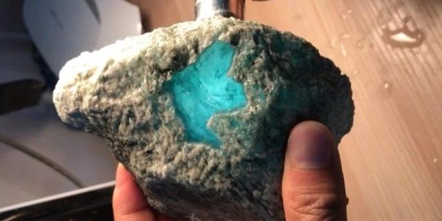 缅甸翡翠原石的各种表现缅甸有翡翠原石-第2张图片-翡翠网 缅甸翡翠原石的各种表现缅甸有翡翠原石-第2张图片-翡翠网