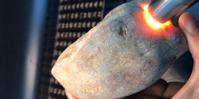 缅甸翡翠原石的各种表现缅甸有翡翠原石-第7张图片-翡翠网 缅甸翡翠原石的各种表现缅甸有翡翠原石-第7张图片-翡翠网