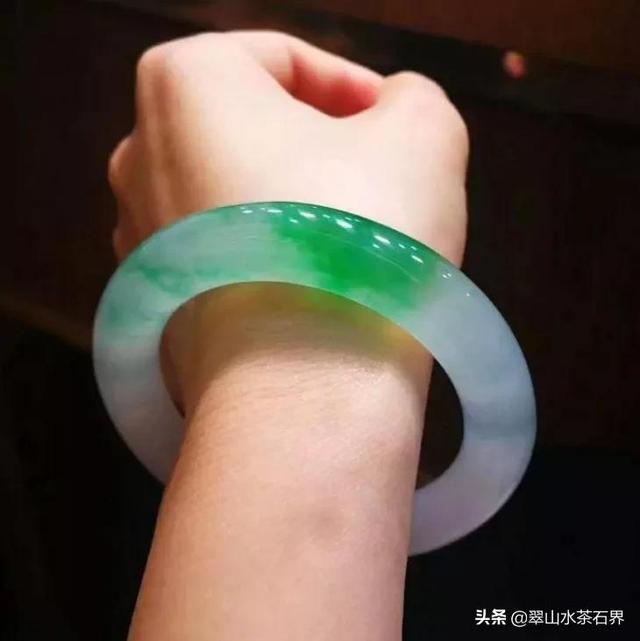 翡翠手镯戴上就拿不下来了拿翡翠手镯的工具-第3张图片-翡翠网 翡翠手镯戴上就拿不下来了拿翡翠手镯的工具-第3张图片-翡翠网