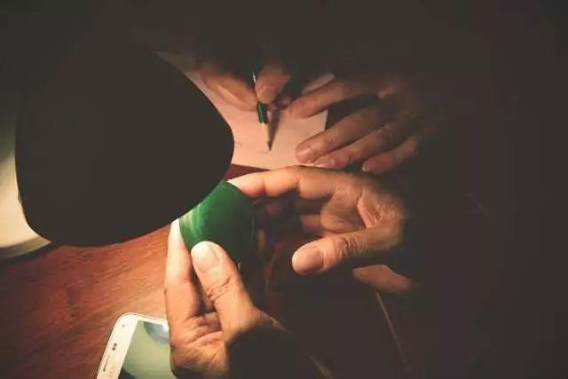 翡翠牌子加工费翡翠原石做珠子加工费价格-第1张图片-翡翠网 翡翠牌子加工费翡翠原石做珠子加工费价格-第1张图片-翡翠网