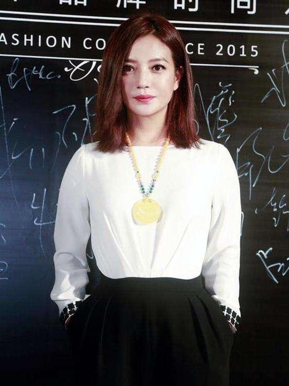 翡翠原石毛料是啥子样子的翡翠原石破血-第4张图片-翡翠网 翡翠原石毛料是啥子样子的翡翠原石破血-第4张图片-翡翠网