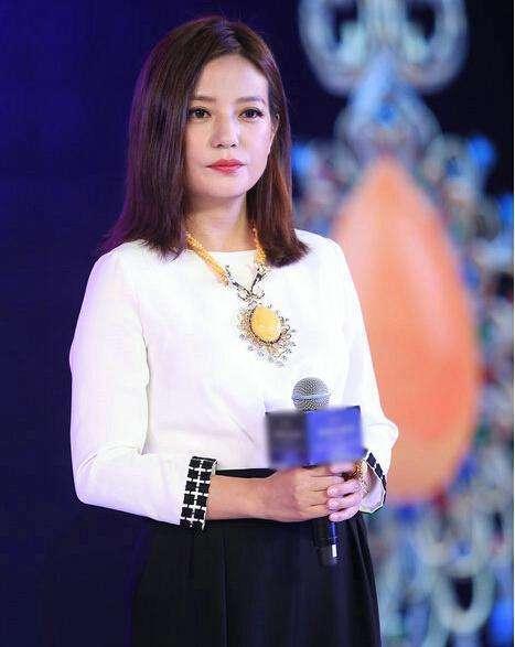 翡翠原石毛料是啥子样子的翡翠原石破血-第5张图片-翡翠网 翡翠原石毛料是啥子样子的翡翠原石破血-第5张图片-翡翠网