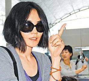 翡翠原石毛料是啥子样子的翡翠原石破血-第6张图片-翡翠网 翡翠原石毛料是啥子样子的翡翠原石破血-第6张图片-翡翠网