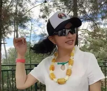 翡翠原石毛料是啥子样子的翡翠原石破血-第9张图片-翡翠网 翡翠原石毛料是啥子样子的翡翠原石破血-第9张图片-翡翠网