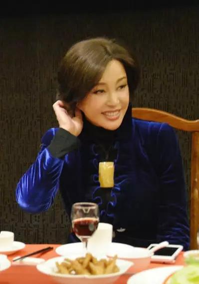 翡翠原石毛料是啥子样子的翡翠原石破血-第13张图片-翡翠网 翡翠原石毛料是啥子样子的翡翠原石破血-第13张图片-翡翠网