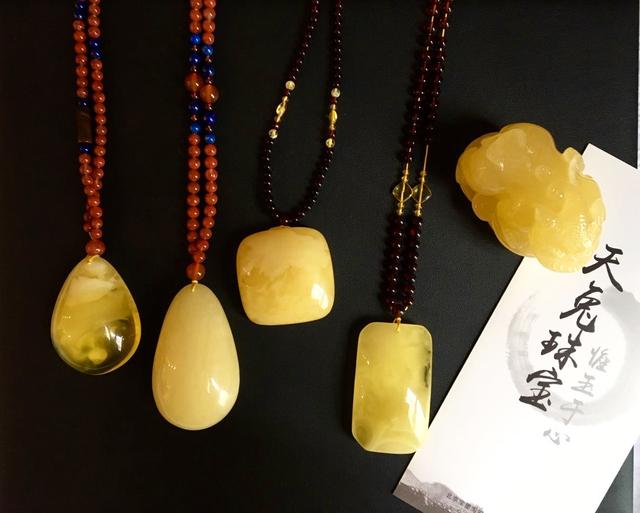 翡翠原石毛料是啥子样子的翡翠原石破血-第27张图片-翡翠网 翡翠原石毛料是啥子样子的翡翠原石破血-第27张图片-翡翠网