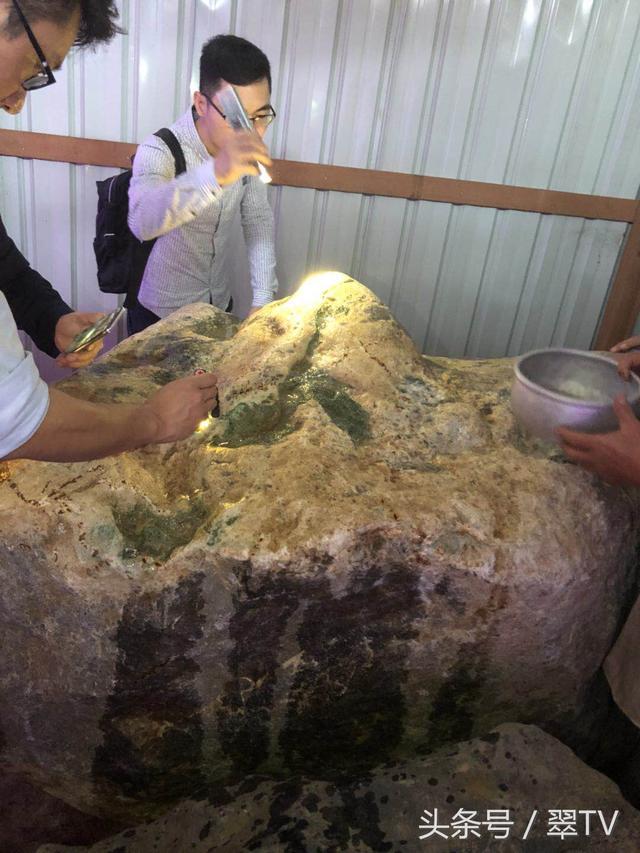 袋装翡翠原石可以吗翡翠原石的价位-第6张图片-翡翠网 袋装翡翠原石可以吗翡翠原石的价位-第6张图片-翡翠网