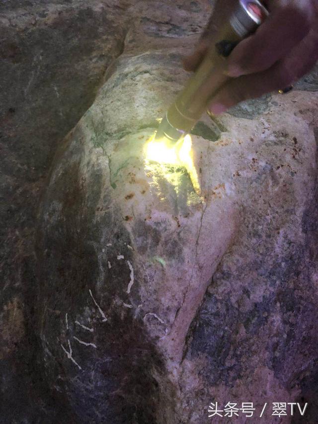 袋装翡翠原石可以吗翡翠原石的价位-第7张图片-翡翠网 袋装翡翠原石可以吗翡翠原石的价位-第7张图片-翡翠网