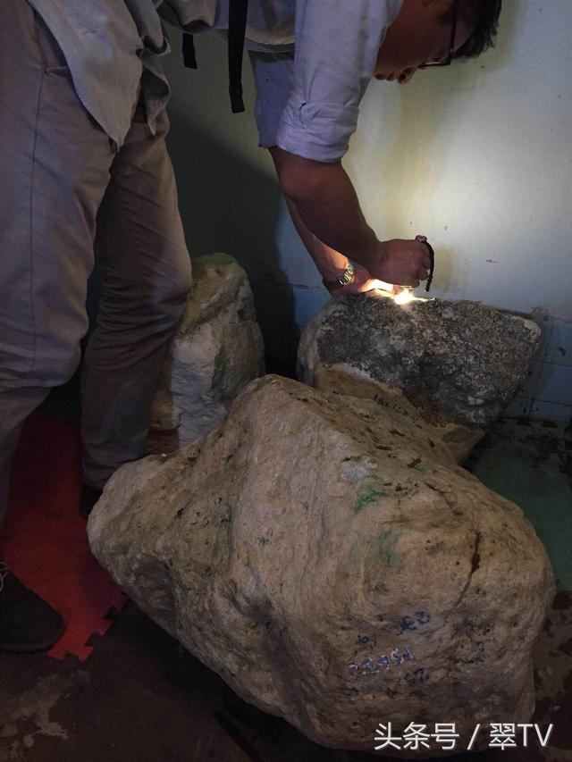 袋装翡翠原石可以吗翡翠原石的价位-第19张图片-翡翠网 袋装翡翠原石可以吗翡翠原石的价位-第19张图片-翡翠网