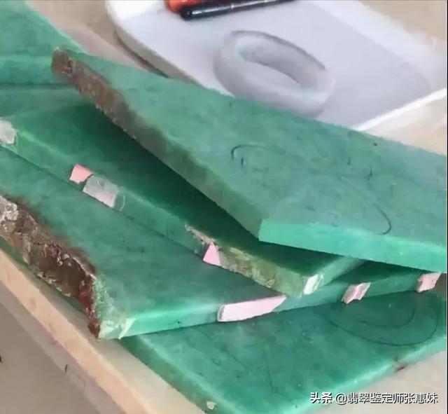 蓝绿翡翠原石图片为何蓝绿翡翠便宜-第8张图片-翡翠网 蓝绿翡翠原石图片为何蓝绿翡翠便宜-第8张图片-翡翠网