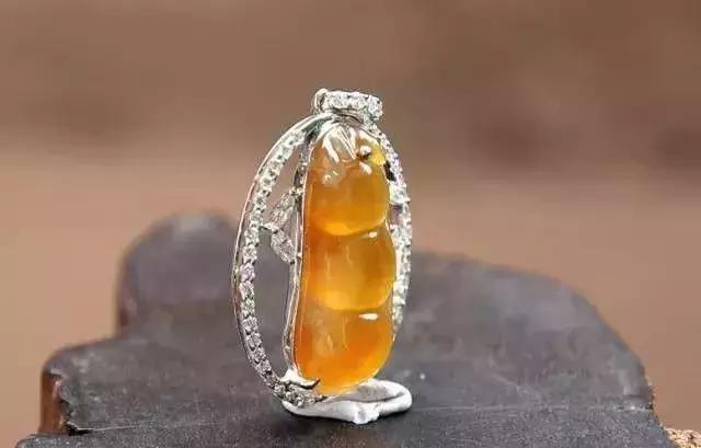 翡翠手镯上的黄金是什么,黄金和翡翠可以一起带-第1张图片-翡翠网 翡翠手镯上的黄金是什么,黄金和翡翠可以一起带-第1张图片-翡翠网