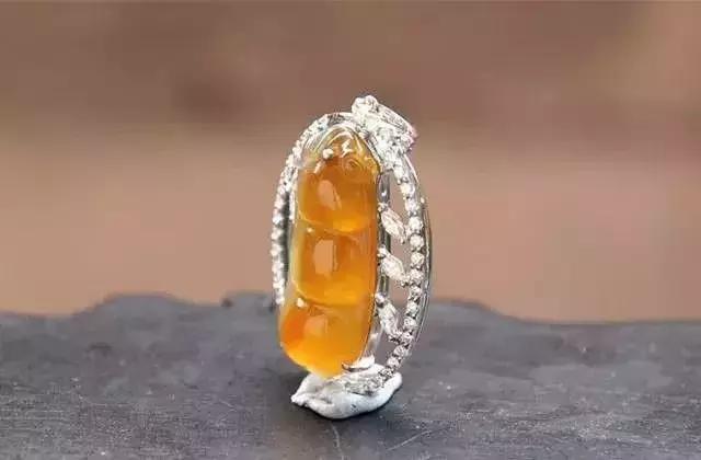 翡翠手镯上的黄金是什么,黄金和翡翠可以一起带-第2张图片-翡翠网 翡翠手镯上的黄金是什么,黄金和翡翠可以一起带-第2张图片-翡翠网