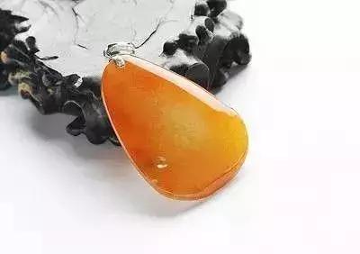 翡翠手镯上的黄金是什么,黄金和翡翠可以一起带-第4张图片-翡翠网 翡翠手镯上的黄金是什么,黄金和翡翠可以一起带-第4张图片-翡翠网