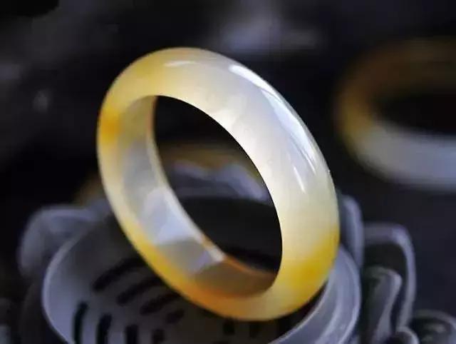 翡翠手镯上的黄金是什么,黄金和翡翠可以一起带-第6张图片-翡翠网 翡翠手镯上的黄金是什么,黄金和翡翠可以一起带-第6张图片-翡翠网