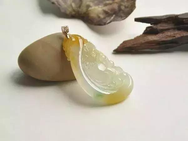 翡翠手镯上的黄金是什么,黄金和翡翠可以一起带-第7张图片-翡翠网 翡翠手镯上的黄金是什么,黄金和翡翠可以一起带-第7张图片-翡翠网