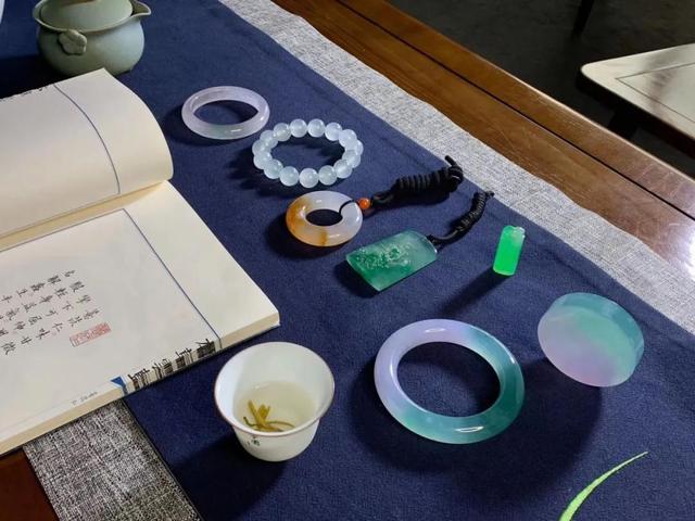 苹果绿翡翠价格行情翡翠的市场价-第4张图片-翡翠网 苹果绿翡翠价格行情翡翠的市场价-第4张图片-翡翠网