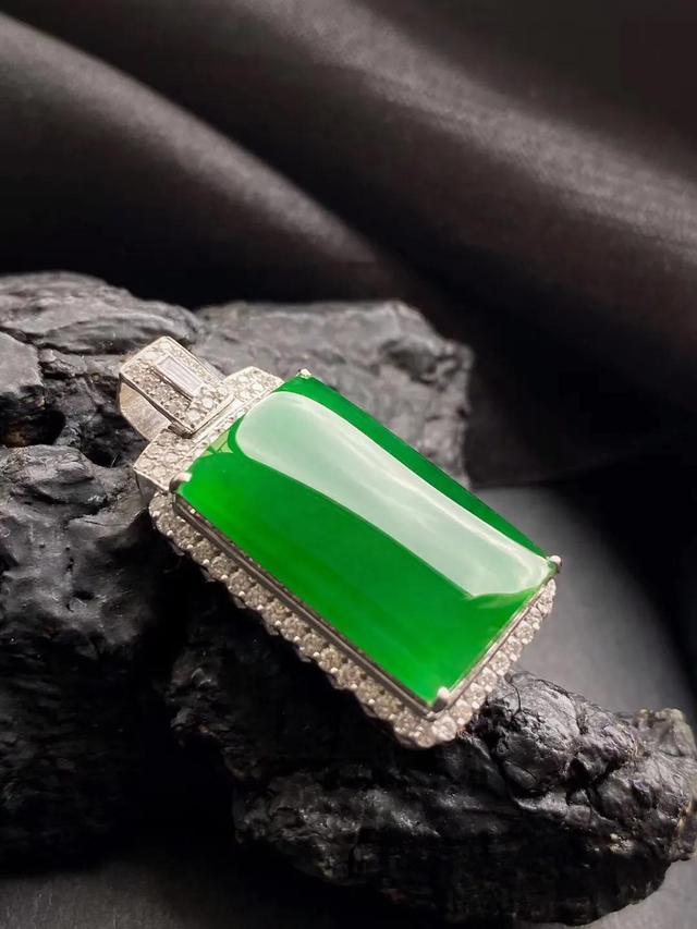 苹果绿翡翠价格行情翡翠的市场价-第5张图片-翡翠网 苹果绿翡翠价格行情翡翠的市场价-第5张图片-翡翠网