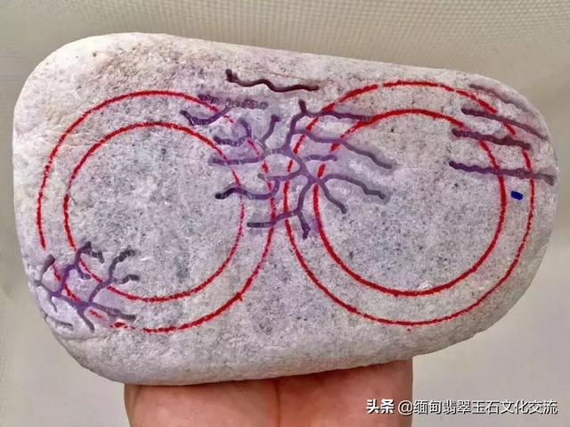 一刀切出600万翡翠原石什么样的原石翡翠能出料-第1张图片-翡翠网 一刀切出600万翡翠原石什么样的原石翡翠能出料-第1张图片-翡翠网