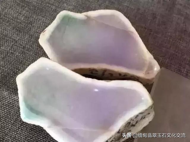 一刀切出600万翡翠原石什么样的原石翡翠能出料-第2张图片-翡翠网 一刀切出600万翡翠原石什么样的原石翡翠能出料-第2张图片-翡翠网