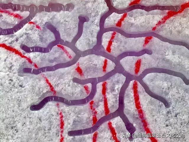 一刀切出600万翡翠原石什么样的原石翡翠能出料-第3张图片-翡翠网 一刀切出600万翡翠原石什么样的原石翡翠能出料-第3张图片-翡翠网