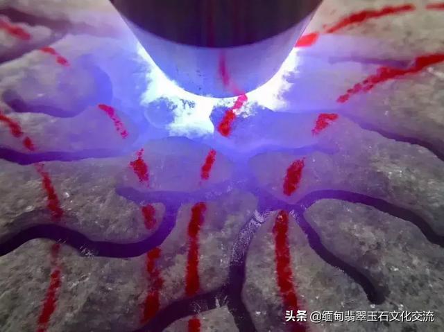 一刀切出600万翡翠原石什么样的原石翡翠能出料-第4张图片-翡翠网 一刀切出600万翡翠原石什么样的原石翡翠能出料-第4张图片-翡翠网