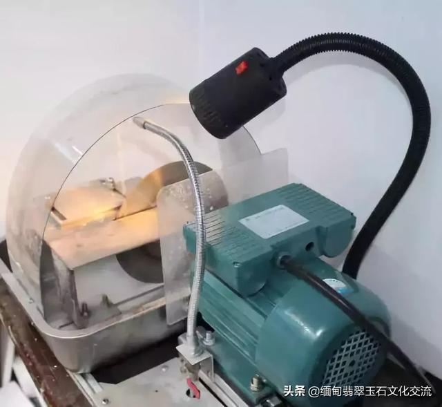 一刀切出600万翡翠原石什么样的原石翡翠能出料-第5张图片-翡翠网 一刀切出600万翡翠原石什么样的原石翡翠能出料-第5张图片-翡翠网