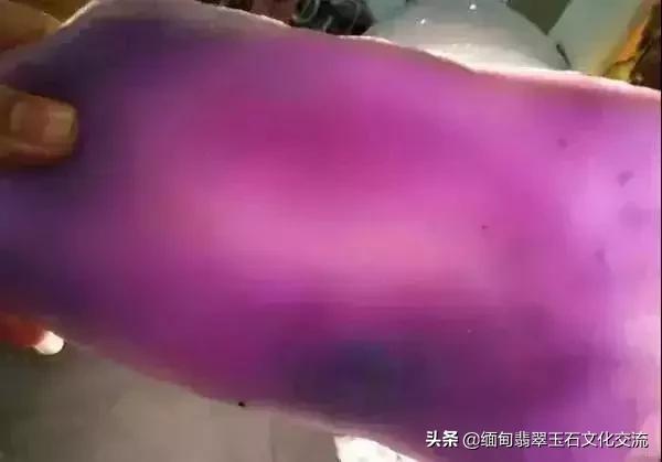 一刀切出600万翡翠原石什么样的原石翡翠能出料-第6张图片-翡翠网 一刀切出600万翡翠原石什么样的原石翡翠能出料-第6张图片-翡翠网