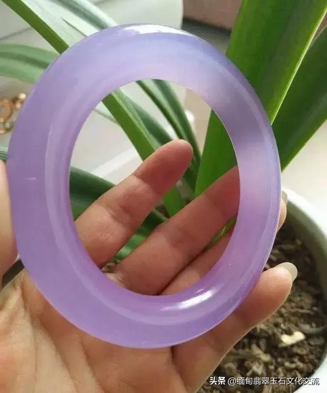 一刀切出600万翡翠原石什么样的原石翡翠能出料-第8张图片-翡翠网 一刀切出600万翡翠原石什么样的原石翡翠能出料-第8张图片-翡翠网