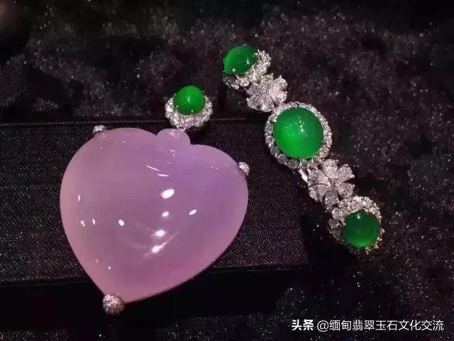 一刀切出600万翡翠原石什么样的原石翡翠能出料-第9张图片-翡翠网 一刀切出600万翡翠原石什么样的原石翡翠能出料-第9张图片-翡翠网