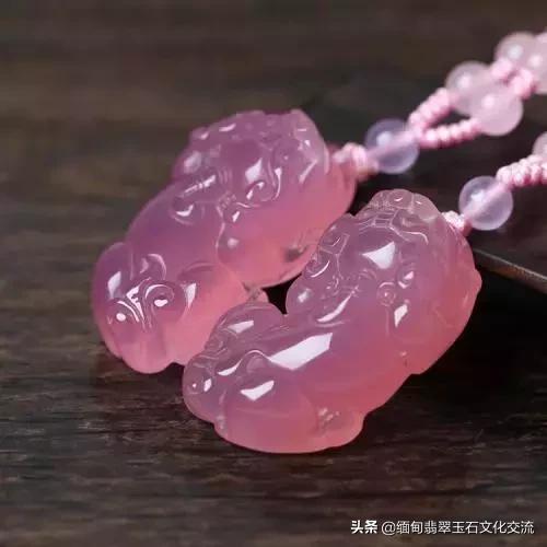 一刀切出600万翡翠原石什么样的原石翡翠能出料-第12张图片-翡翠网 一刀切出600万翡翠原石什么样的原石翡翠能出料-第12张图片-翡翠网