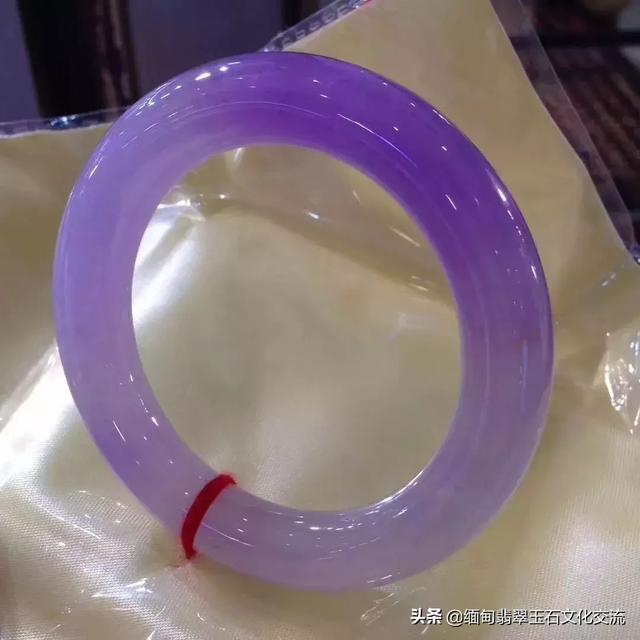 一刀切出600万翡翠原石什么样的原石翡翠能出料-第13张图片-翡翠网 一刀切出600万翡翠原石什么样的原石翡翠能出料-第13张图片-翡翠网