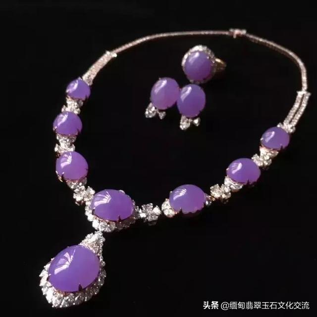 一刀切出600万翡翠原石什么样的原石翡翠能出料-第14张图片-翡翠网 一刀切出600万翡翠原石什么样的原石翡翠能出料-第14张图片-翡翠网