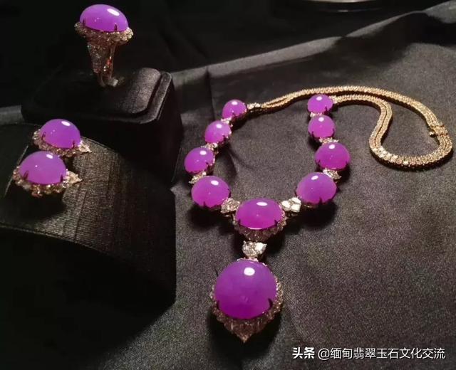 一刀切出600万翡翠原石什么样的原石翡翠能出料-第15张图片-翡翠网 一刀切出600万翡翠原石什么样的原石翡翠能出料-第15张图片-翡翠网