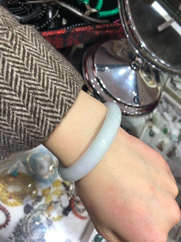 翡翠手镯的厚度应该在多少翡翠手镯细好看还是厚好看-第1张图片-翡翠网 翡翠手镯的厚度应该在多少翡翠手镯细好看还是厚好看-第1张图片-翡翠网