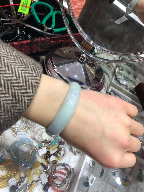 翡翠手镯的厚度应该在多少翡翠手镯细好看还是厚好看-第3张图片-翡翠网 翡翠手镯的厚度应该在多少翡翠手镯细好看还是厚好看-第3张图片-翡翠网