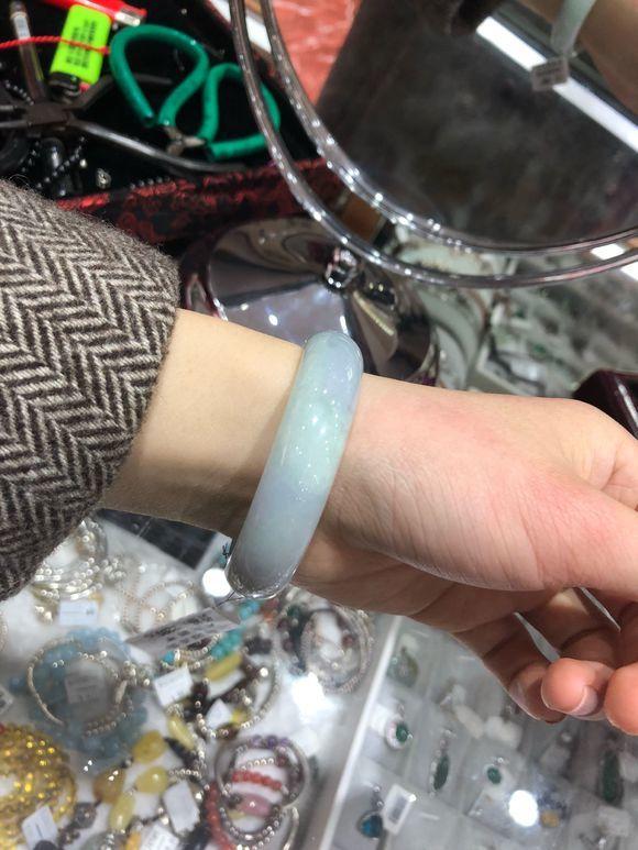 翡翠手镯的厚度应该在多少翡翠手镯细好看还是厚好看-第4张图片-翡翠网 翡翠手镯的厚度应该在多少翡翠手镯细好看还是厚好看-第4张图片-翡翠网