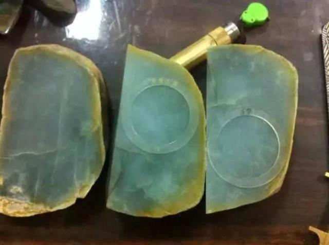 翡翠手镯的厚度应该在多少翡翠手镯细好看还是厚好看-第5张图片-翡翠网 翡翠手镯的厚度应该在多少翡翠手镯细好看还是厚好看-第5张图片-翡翠网