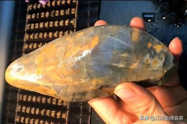 翡翠原石糯种切开图片,翡翠原石白色怎么切开-第1张图片-翡翠网 翡翠原石糯种切开图片,翡翠原石白色怎么切开-第1张图片-翡翠网