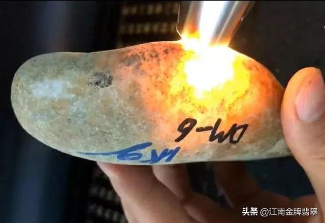 翡翠原石糯种切开图片,翡翠原石白色怎么切开-第2张图片-翡翠网 翡翠原石糯种切开图片,翡翠原石白色怎么切开-第2张图片-翡翠网