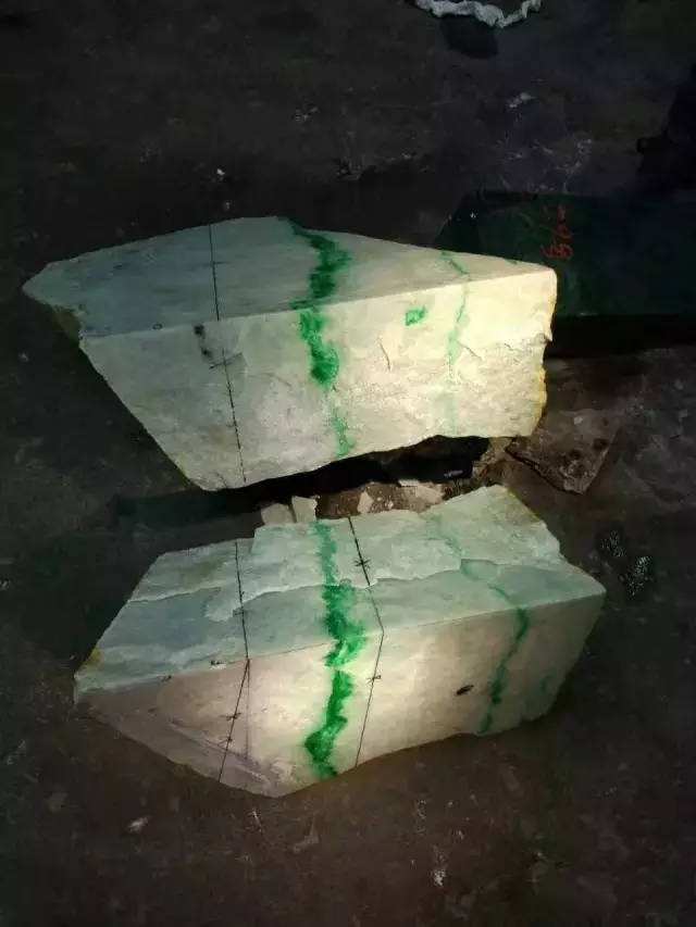 板砖翡翠原石,缅甸翡翠原石-第1张图片-翡翠网 板砖翡翠原石,缅甸翡翠原石-第1张图片-翡翠网