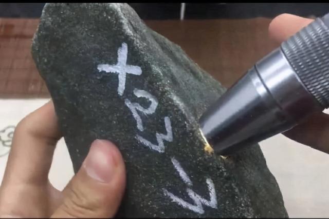 有杂质的冰种翡翠原石高冰种翡翠介绍-第2张图片-翡翠网 有杂质的冰种翡翠原石高冰种翡翠介绍-第2张图片-翡翠网