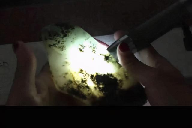 有杂质的冰种翡翠原石高冰种翡翠介绍-第4张图片-翡翠网 有杂质的冰种翡翠原石高冰种翡翠介绍-第4张图片-翡翠网