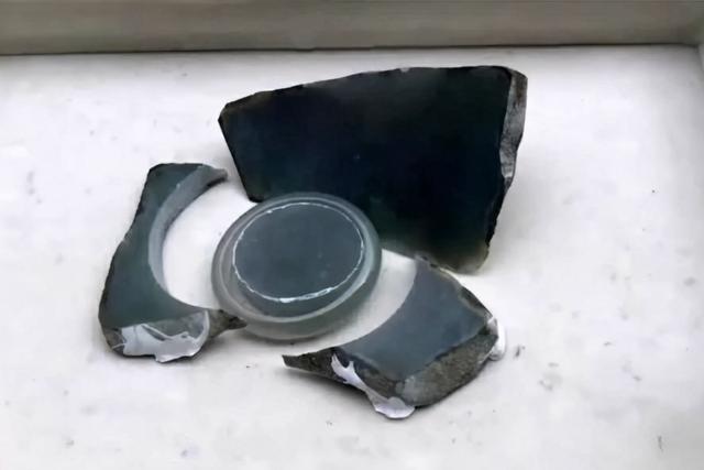 有杂质的冰种翡翠原石高冰种翡翠介绍-第6张图片-翡翠网 有杂质的冰种翡翠原石高冰种翡翠介绍-第6张图片-翡翠网