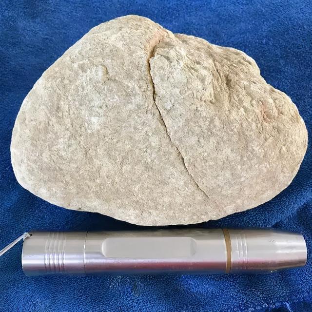 翡翠开窗料骗局,翡翠原石擦口料和开窗料-第5张图片-翡翠网 翡翠开窗料骗局,翡翠原石擦口料和开窗料-第5张图片-翡翠网