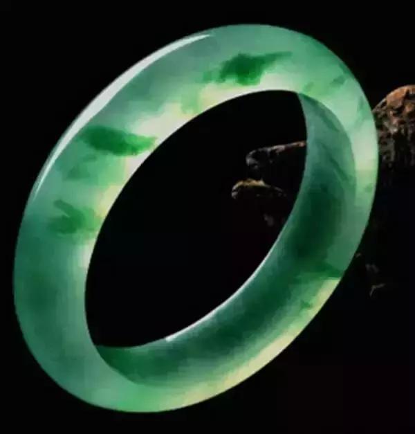 绿色玻璃种翡翠手镯价格,坑玻璃种翡翠-第5张图片-翡翠网 绿色玻璃种翡翠手镯价格,坑玻璃种翡翠-第5张图片-翡翠网