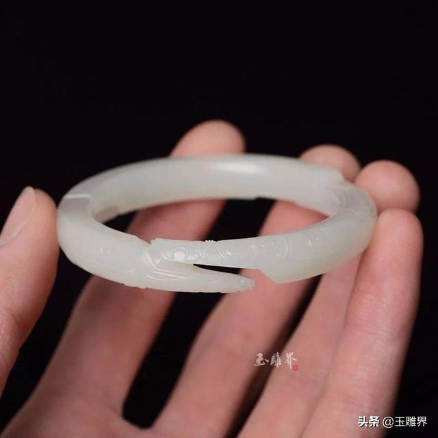 翡翠雕花手镯图片价格翡翠仿古雕花手镯-第11张图片-翡翠网 翡翠雕花手镯图片价格翡翠仿古雕花手镯-第11张图片-翡翠网