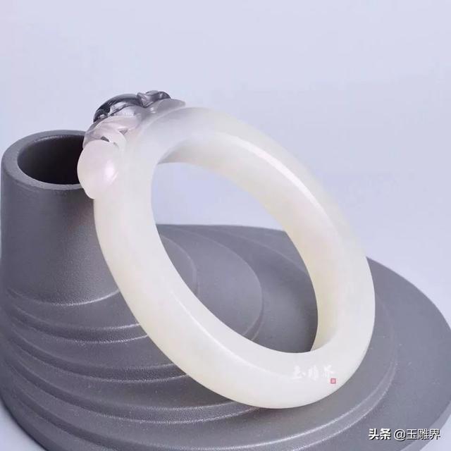 翡翠雕花手镯图片价格翡翠仿古雕花手镯-第12张图片-翡翠网 翡翠雕花手镯图片价格翡翠仿古雕花手镯-第12张图片-翡翠网