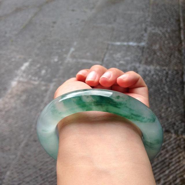 多少钱的翡翠手镯可以戴翡翠手镯一般买多少钱的合适-第1张图片-翡翠网 多少钱的翡翠手镯可以戴翡翠手镯一般买多少钱的合适-第1张图片-翡翠网