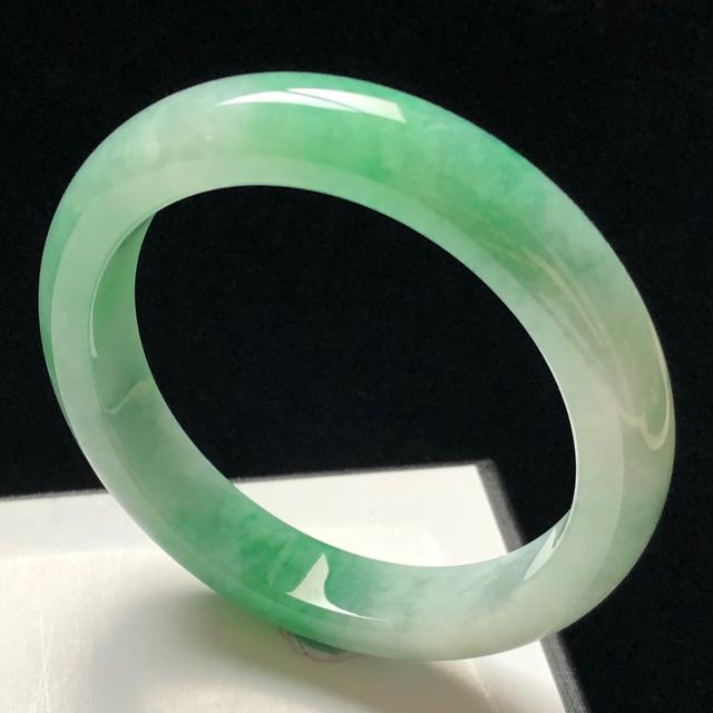 多少钱的翡翠手镯可以戴翡翠手镯一般买多少钱的合适-第2张图片-翡翠网 多少钱的翡翠手镯可以戴翡翠手镯一般买多少钱的合适-第2张图片-翡翠网