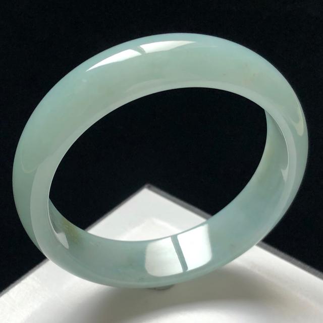 多少钱的翡翠手镯可以戴翡翠手镯一般买多少钱的合适-第3张图片-翡翠网 多少钱的翡翠手镯可以戴翡翠手镯一般买多少钱的合适-第3张图片-翡翠网